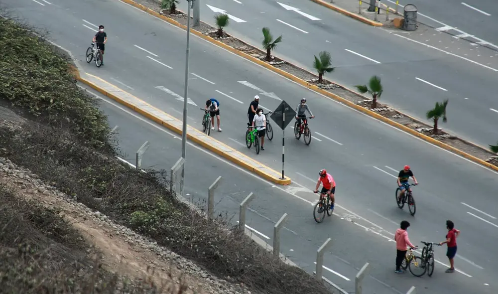 Circulación de personas en la quebrada de Armendáriz límite entre Barranco y Miraflores. Foto: John Reyes/La República. Circulación de personas en la quebrada de Armendáriz límite entre Barranco y Miraflores. Foto: John Reyes/La República.