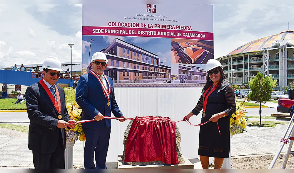 Primera piedra. Vocal Héctor Lama junto a Edith Alvarado y Gustavo Álvarez en terreno de nuevo local para Corte de Cajamarca.