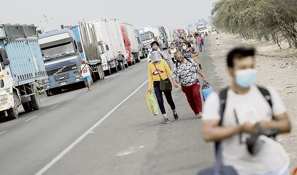 Pasos perdidos. Cientos de pasajeros caminaron ante el bloqueo del paso en la
Panamericana Norte durante dos horas por el paro. Foto: Jorge Cerdán/La República Pasos perdidos. Cientos de pasajeros caminaron ante el bloqueo del paso en la
Panamericana Norte durante dos horas por el paro. Foto: Jorge Cerdán/La República