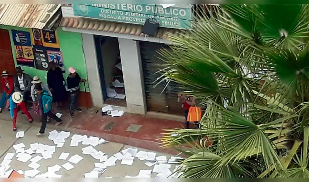 Áncash: Pobladores atacan fiscalía y queman documentos Áncash: Pobladores atacan fiscalía y queman documentos