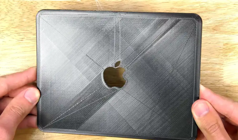 Usuario creó una 'MacBook mini' con puerto USB 3.0, conector MagSafe y hasta el logo de la manzana translucido. Foto: YouTube