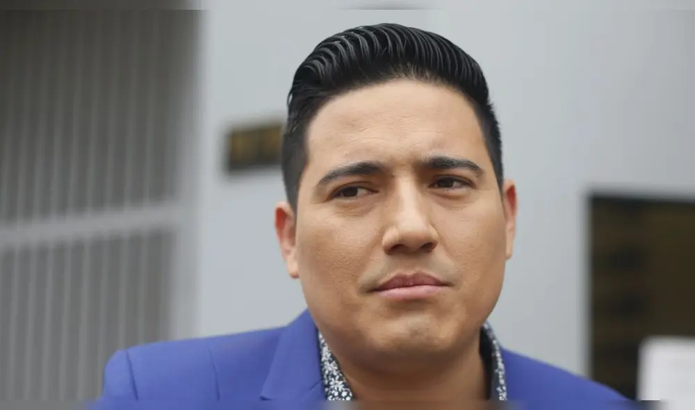 Pedro Loli es captado junto a Fiorella Méndez en el aeropuerto Pedro Loli es captado junto a Fiorella Méndez en el aeropuerto