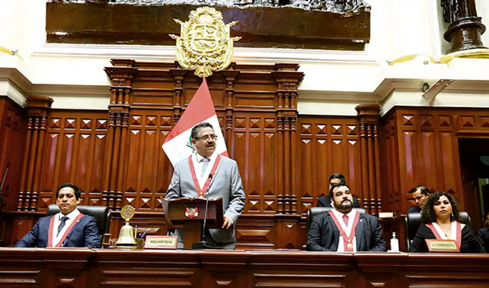 Mensaje. Cerca de la medianoche del lunes asumió la conducción del Parlamento Manuel Merino (AP); lo acompañan Luis Valdez (APP), Guillermo Aliaga (SP) y María Cabrera (Podemos Perú).