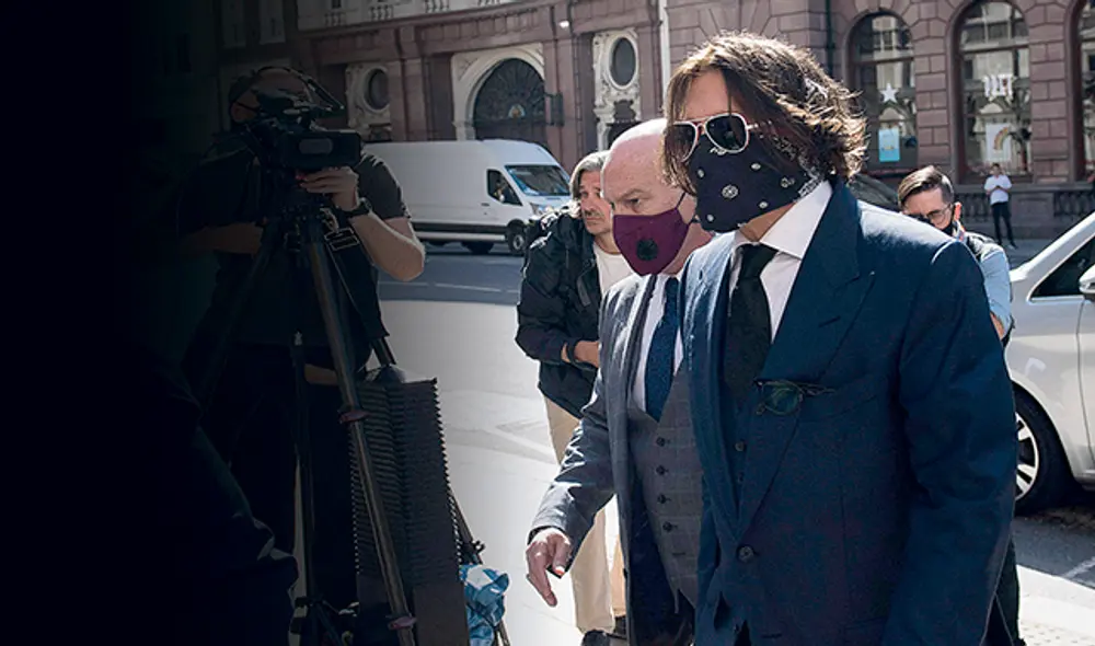 Depp ingresó al juzgado por la puerta principal protegido con una mascarilla de color negro. (Foto: AFP) Depp ingresó al juzgado por la puerta principal protegido con una mascarilla de color negro. (Foto: AFP)