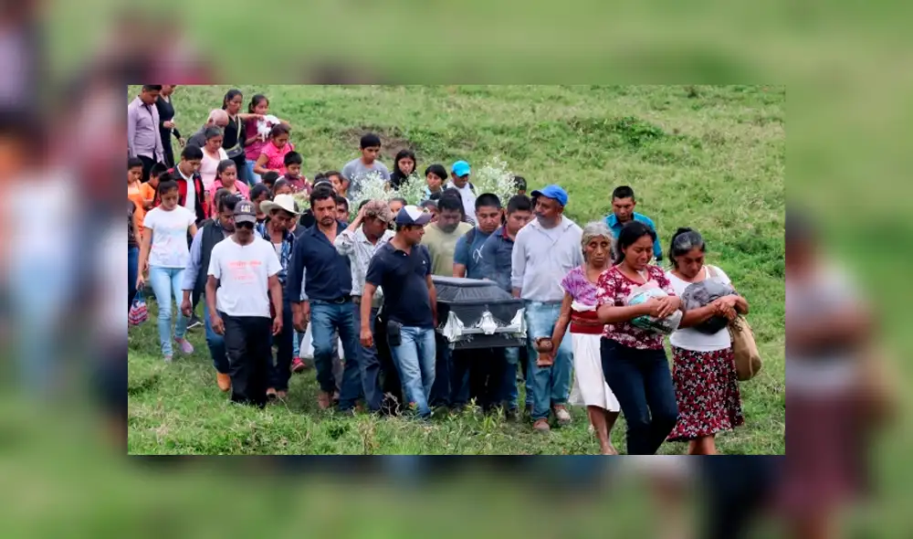 Más de doscientas de personas se dieron cita para decirle adiós a la niña de 14 años. (Foto: El Universal)