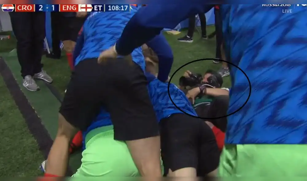Fotógrafo fue aplastado por croatas tras gol, pero siguió haciendo su trabajo [VIDEO]