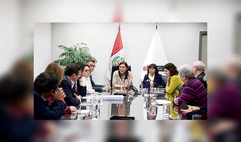 Comisión de alto nivel concluye que textos escolares sigan en las aulas