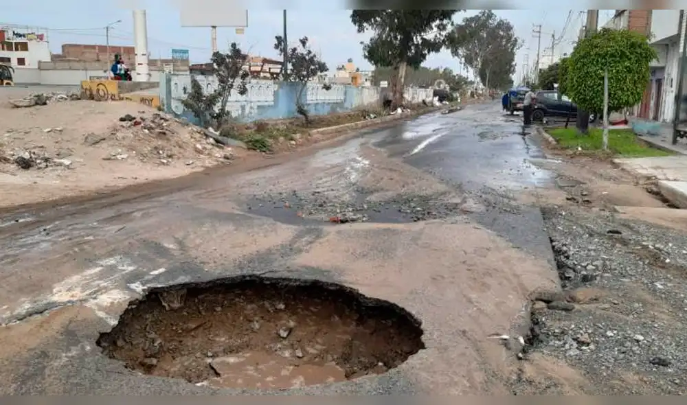 Tubería matriz del sector Primero de Mayo se rompió. Tubería matriz del sector Primero de Mayo se rompió.