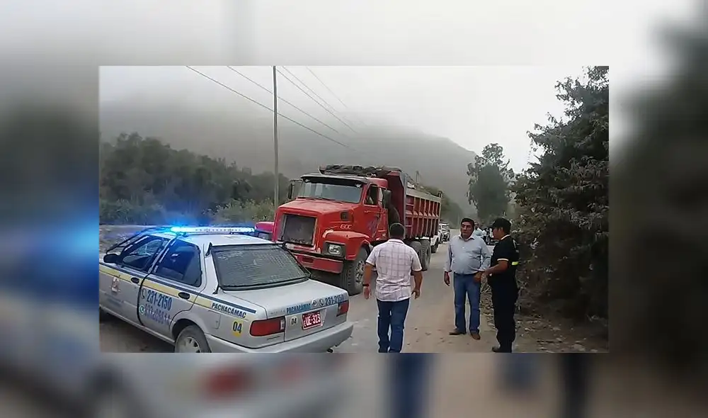 Camiones son sorprendidos infragantis cuando arrojaban residuos al río lurín [VIDEO]