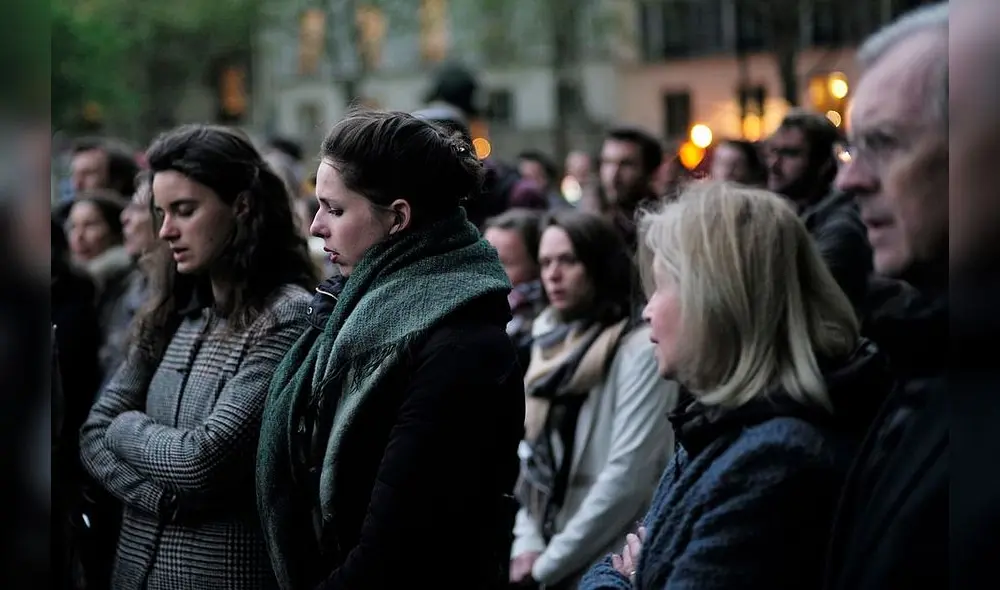 Oraciones, cantos y velas por Notre Dame: la vigilia de los parisinos y turistas [FOTOS]