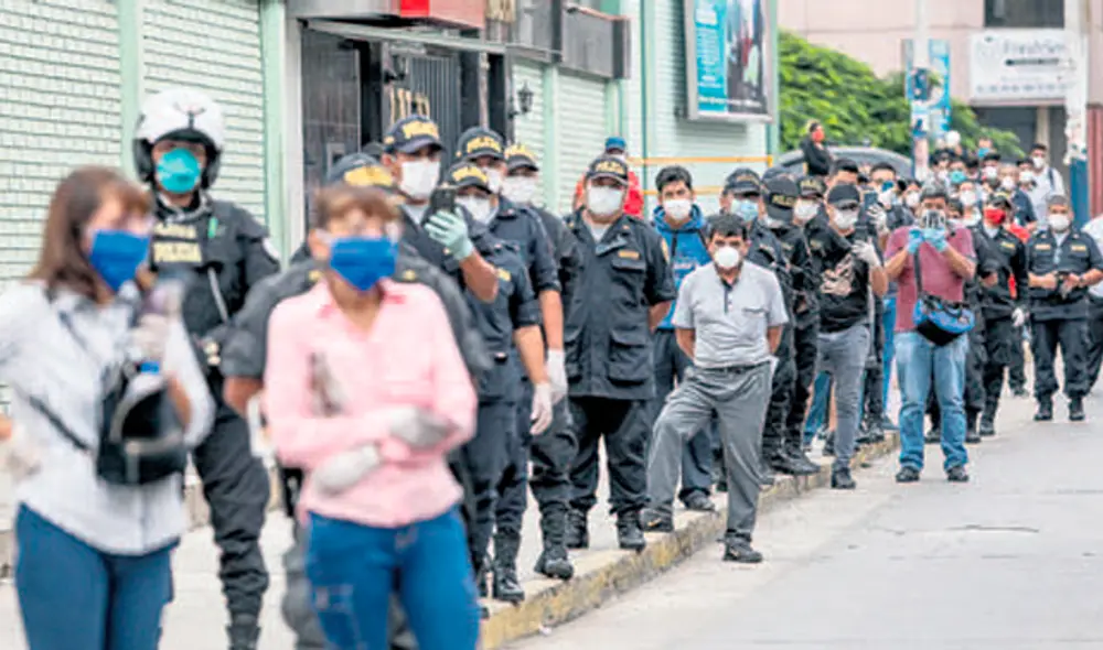 Ya van 217 casos positivos. Al menos 80 mil policías que realizan patrullaje en las calles ya han sido sometidos a pruebas. Foto: Aldair Mejía.