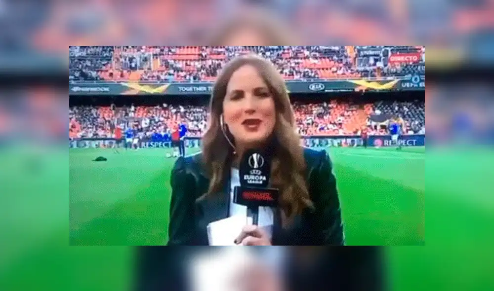 YouTube viral: Fulminante pelotazo le cae a reportera en plena transmisión en vivo de la Europa League [VIDEO]