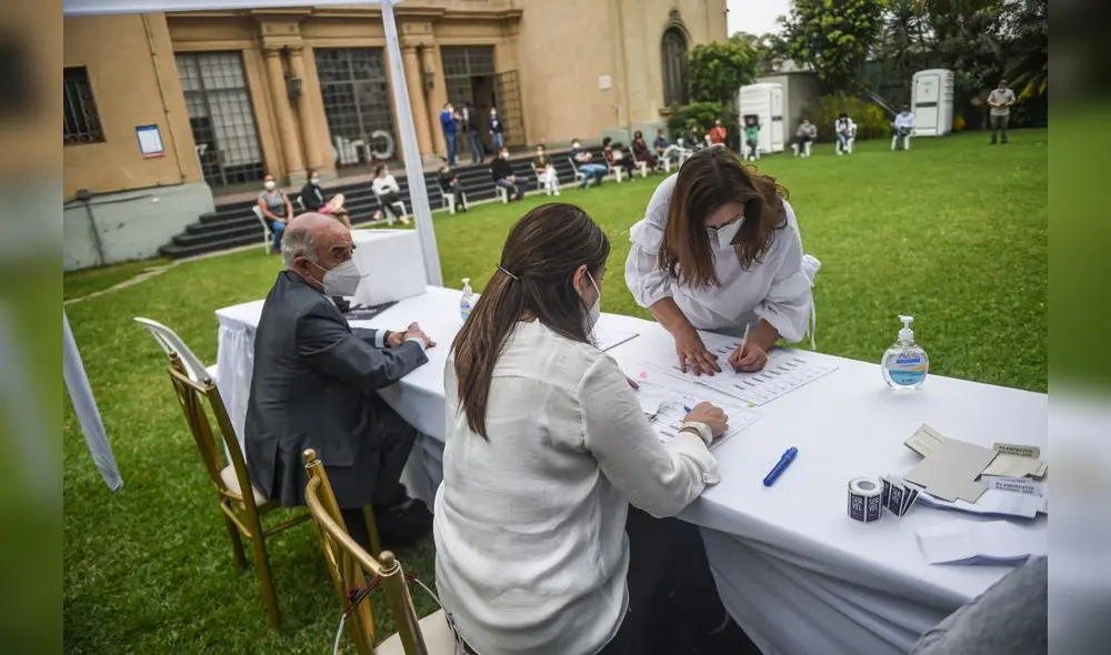 A Chilean Citizen casts her vote during a constitutional referendum at the Chilean embassy in Lima on October 25, 2020. - A year after more than one million people thronged downtown Santiago in the biggest Chile's social uprising, Chileans vote Sunday on whether to change the country's dictatorship-era constitution seen as underpinning the nation's glaring inequalities. (Photo by ERNESTO BENAVIDES / AFP) A Chilean Citizen casts her vote during a constitutional referendum at the Chilean embassy in Lima on October 25, 2020. - A year after more than one million people thronged downtown Santiago in the biggest Chile's social uprising, Chileans vote Sunday on whether to change the country's dictatorship-era constitution seen as underpinning the nation's glaring inequalities. (Photo by ERNESTO BENAVIDES / AFP)