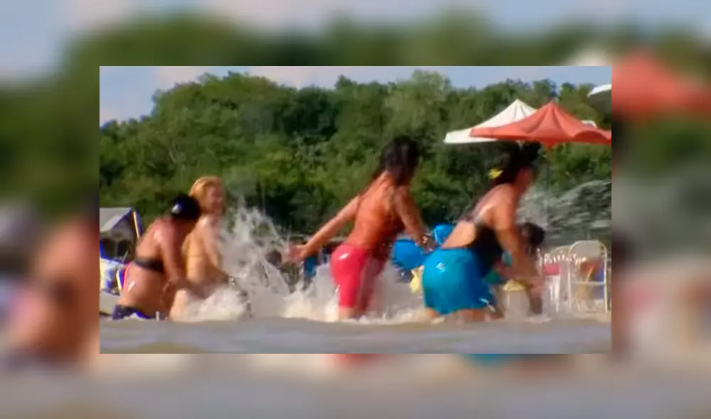 Pescador ingresa a peligrosa playa de Brasil para atrapar a peligrosa criatura marina que atacó a bañistas. Pescador ingresa a peligrosa playa de Brasil para atrapar a peligrosa criatura marina que atacó a bañistas.