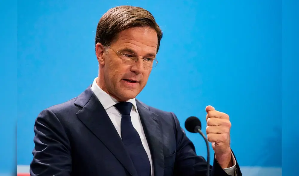 A market trader shows different currency notes in Caracas on March 10, 2019, during the third day of a massive power outage which has left Venezuelans without communications, electricity and water. - The unprecedented power outage already left 15 patients dead and threatens to extend indefinitely, increasing distress for the severe political and economic crisis hitting the oil-rich South American nation. (Photo by Cristian Hernandez / AFP) A market trader shows different currency notes in Caracas on March 10, 2019, during the third day of a massive power outage which has left Venezuelans without communications, electricity and water. - The unprecedented power outage already left 15 patients dead and threatens to extend indefinitely, increasing distress for the severe political and economic crisis hitting the oil-rich South American nation. (Photo by Cristian Hernandez / AFP)