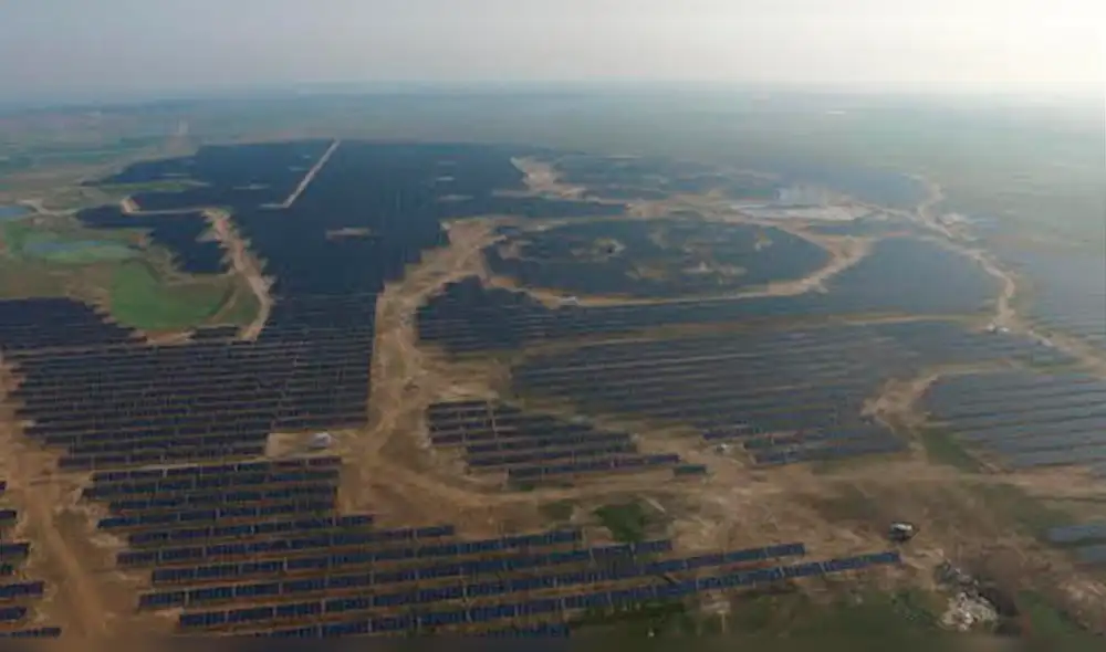 China construye planta de energía solar con forma de panda 