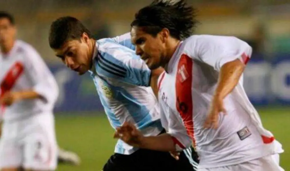 Juan Manuel Vargas corriendo la banda izquierda frente a Argentina. (Créditos: Archivo GLR)