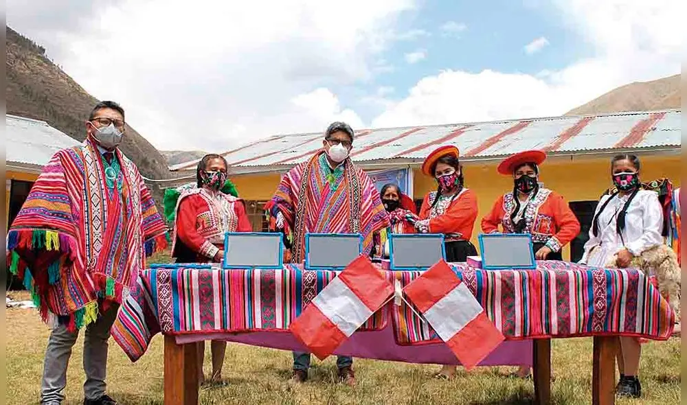 ALEGRES. Niños de la comunidad campesina de Huaraypata del distrito de Quiquijana recibieron con alegría los equipos que entregó el ministro Martín Benavides. ALEGRES. Niños de la comunidad campesina de Huaraypata del distrito de Quiquijana recibieron con alegría los equipos que entregó el ministro Martín Benavides.