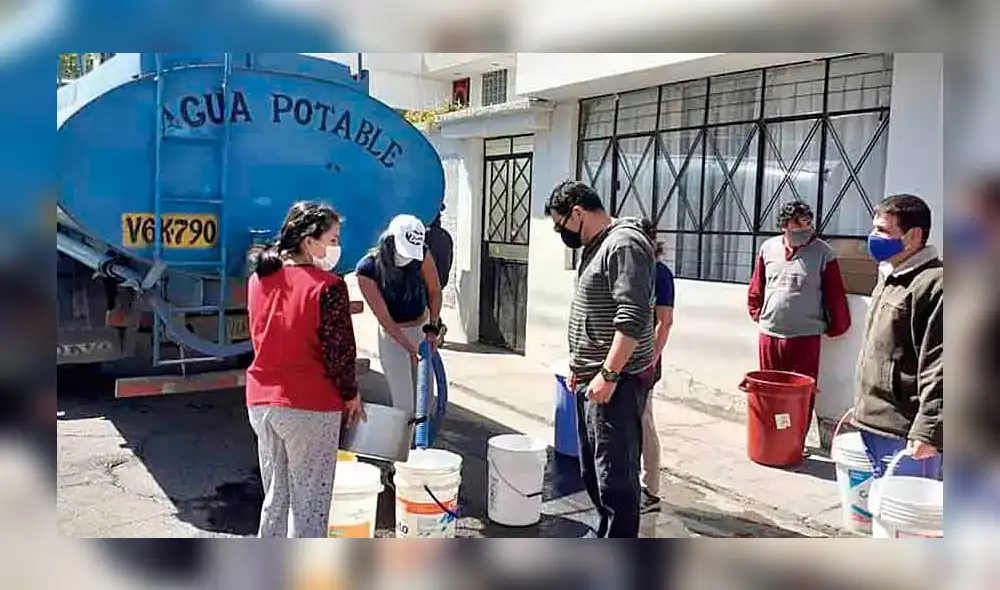 DOTACIÓN.  Agua se repartió en cisternas en zonas afectadas.