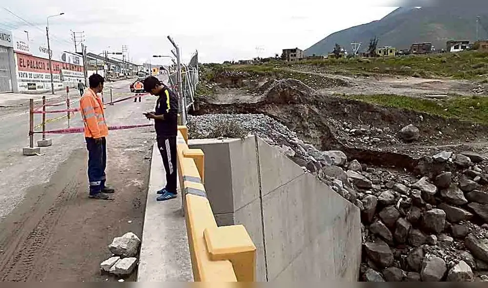 Cerrado. Las cunetas carcomidas inhabilitaron el carril izquierdo del puente Añashuayco. El lunes estará operativo.