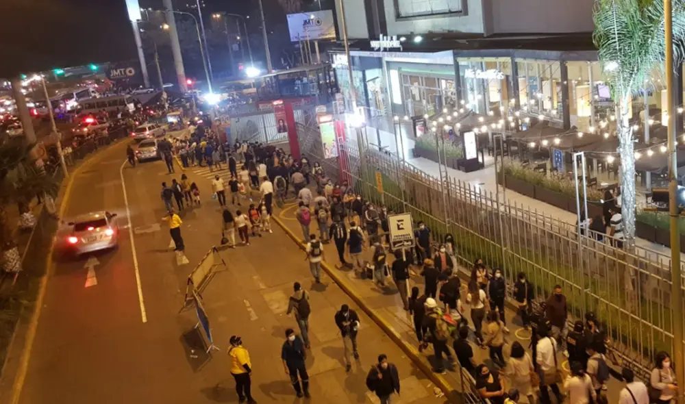 Si bien centros comerciales cumplen con medidas dentro de sus instalaciones, en los exteriores no se respeta la distancia social. Foto: César Zorrilla / URPI - GLR Si bien centros comerciales cumplen con medidas dentro de sus instalaciones, en los exteriores no se respeta la distancia social. Foto: César Zorrilla / URPI - GLR