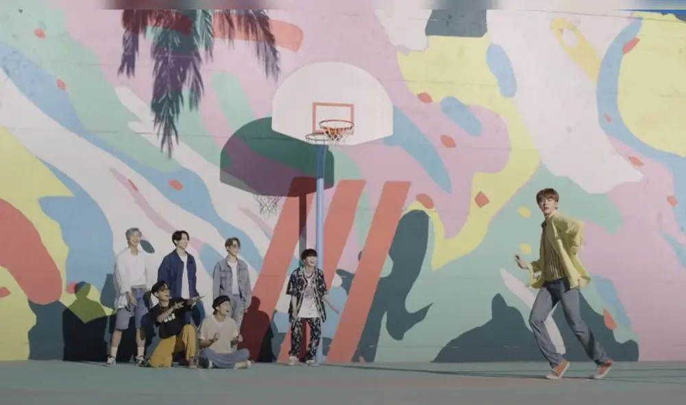 Desliza para ver más fotos del MV "Dynamite" de BTS. Créditos: Big Hit Entertainment Desliza para ver más fotos del MV "Dynamite" de BTS. Créditos: Big Hit Entertainment