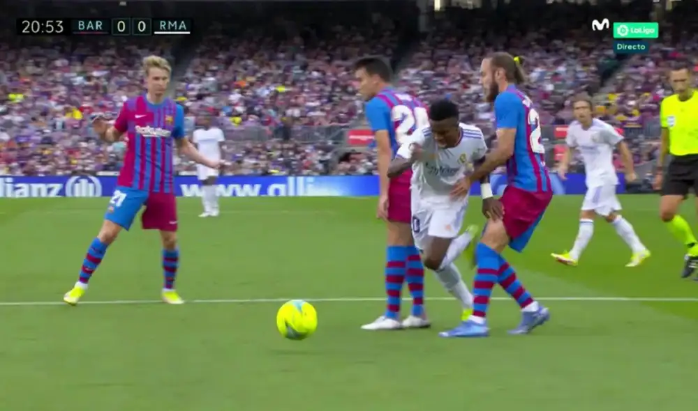 Vinicius cayó en el área a los 21′ minutos del primer tiempo. Fuente: Captura Movistar