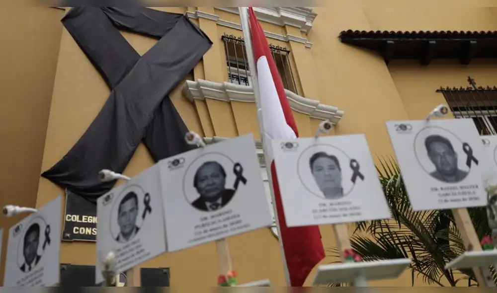 Decano del CPM y el alcalde de Miraflores colocaron la primera piedra en el lugar donde colocarán la obra. (Foto: Aldair Mejía / La República) Decano del CPM y el alcalde de Miraflores colocaron la primera piedra en el lugar donde colocarán la obra. (Foto: Aldair Mejía / La República)