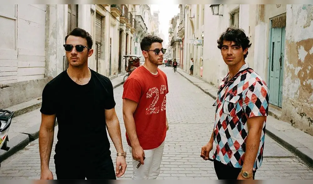 Los Jonas Brothers sorprenden con su versión “envejecida” de AppFace 