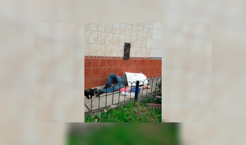 Hombre pernocta en vía pública. Hombre pernocta en vía pública.