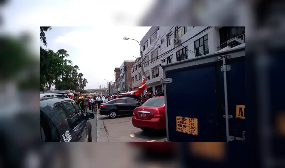 Avioneta de la FAP aterriza de emergencia en av. Surco: Hay dos heridos [VIDEO]