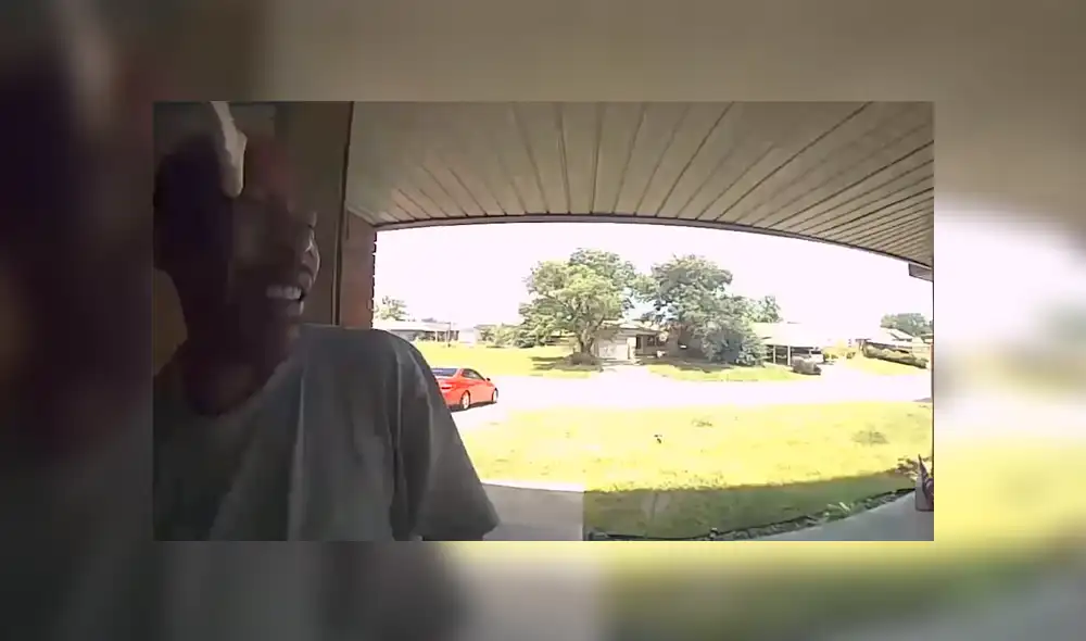 YouTube viral: criatura aparece de su escondite y le muerde la cara a un hombre [VIDEO] 