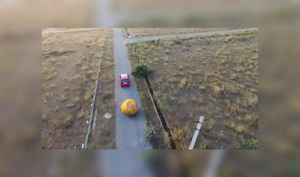 Escapar de los fantasmas, recoger fruta y un bar temático de los ochenta es lo que ofrece un laberinto de Pac-Man de tamaño real.