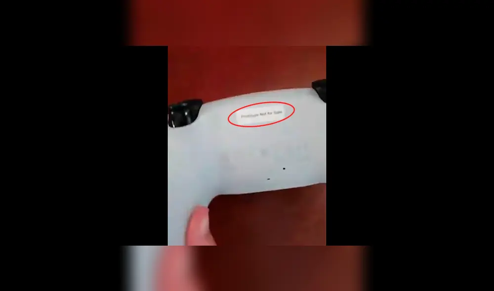 La parte trasera del DualSense tiene dos agujeros y una etiqueta con algo escrito. Foto: Zeiko.