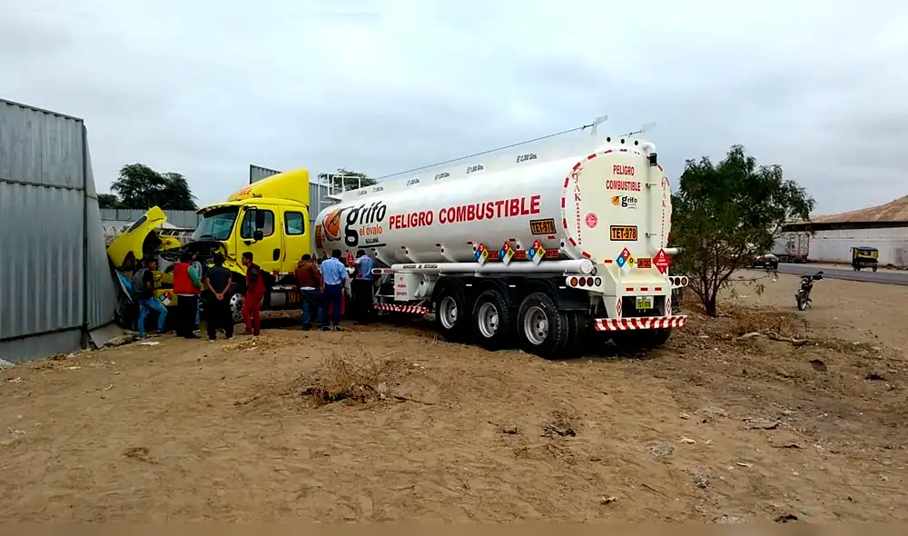 Automóvil quedó con la carrocería destrozada tras el impacto. Automóvil quedó con la carrocería destrozada tras el impacto.