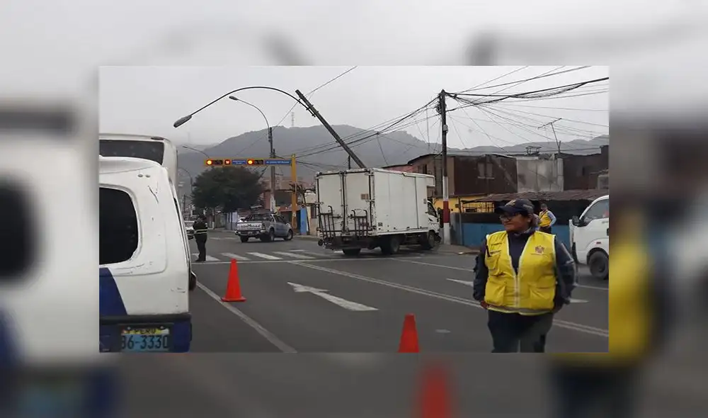 Rímac: camión impacta contra poste de alumbrado público [VIDEO]