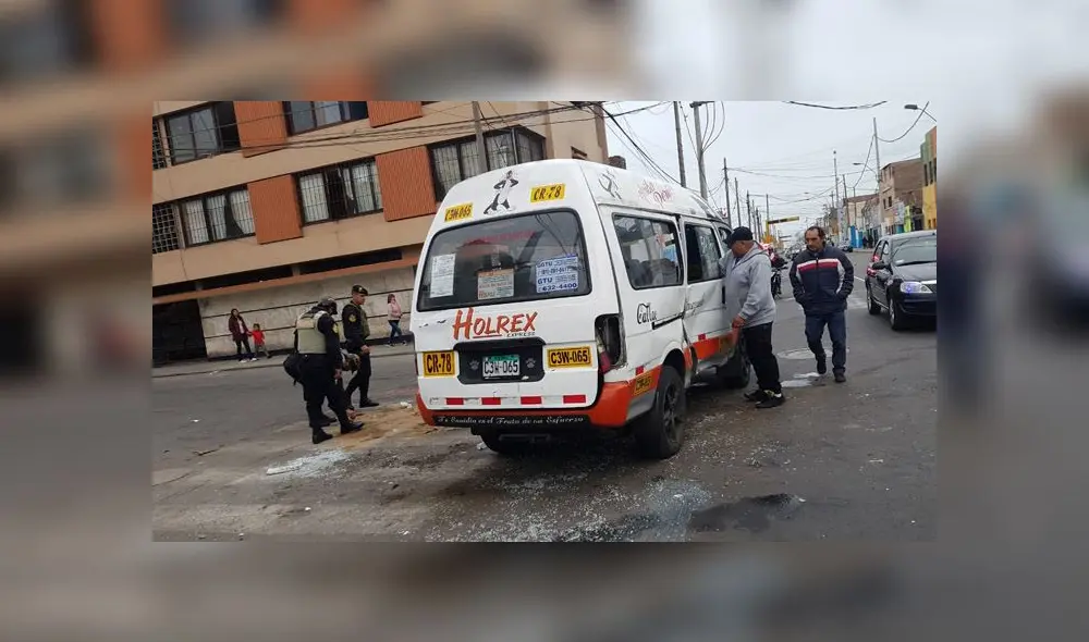 Choque de dos unidades de transporte público en las esquina de los jirones Vigil y California, en el Callao. (Foto: La República) Choque de dos unidades de transporte público en las esquina de los jirones Vigil y California, en el Callao. (Foto: La República)