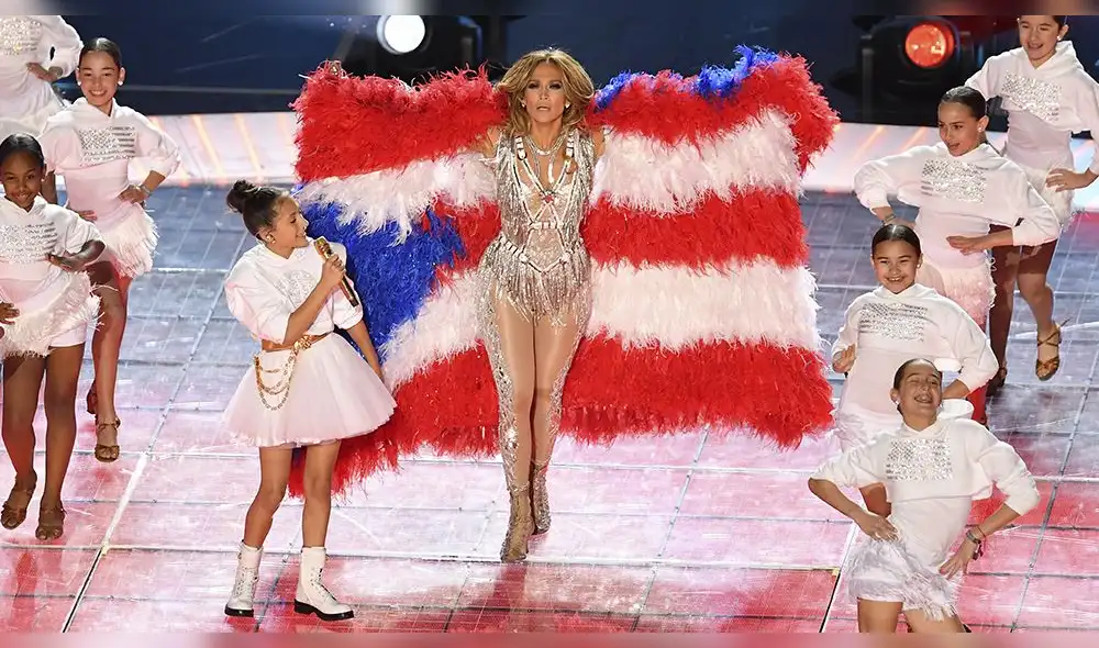 Jennifer Lopez utiliza bandera que sería de plumas animales y recibe críticas de organización. (Foto: AFP)