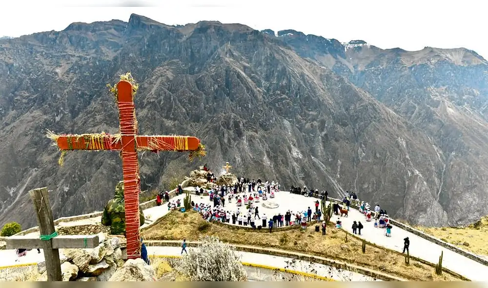 la cruz del condor, arequipa.  En todos los amaneceres los turistas llegan hasta este lugar para apreciar el vuelo de los cóndores y una geografía agreste.
