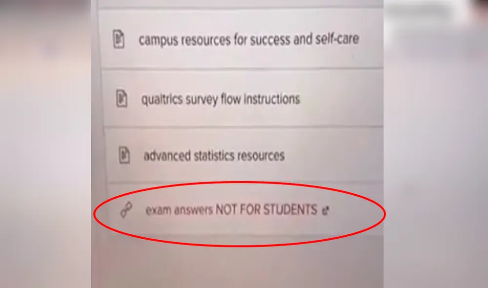 Desliza las imágenes para ver la sorpresa que descubrieron los alumnos en la carpeta 'Respuestas de exámenes. No para estudiantes’. Foto: captura de YouTube Desliza las imágenes para ver la sorpresa que descubrieron los alumnos en la carpeta 'Respuestas de exámenes. No para estudiantes’. Foto: captura de YouTube