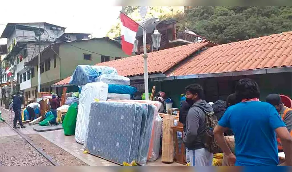 ÉXODO. Decenas de personas esperaron la salida de los trenes