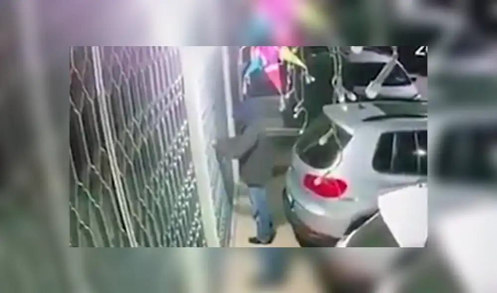 El hombre intentó romper la cerradura del local, pero al no poder, robó la piñata. Foto: captura.