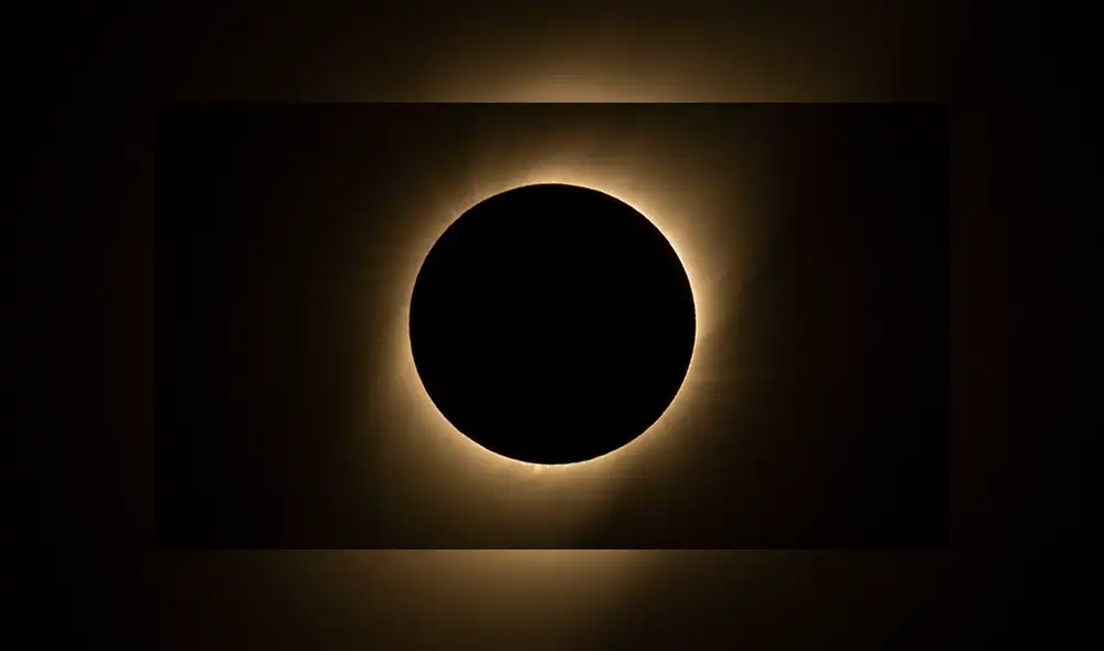 La fase de oscuridad total del eclipse solar 2019 lució así de bella. Foto: AFP