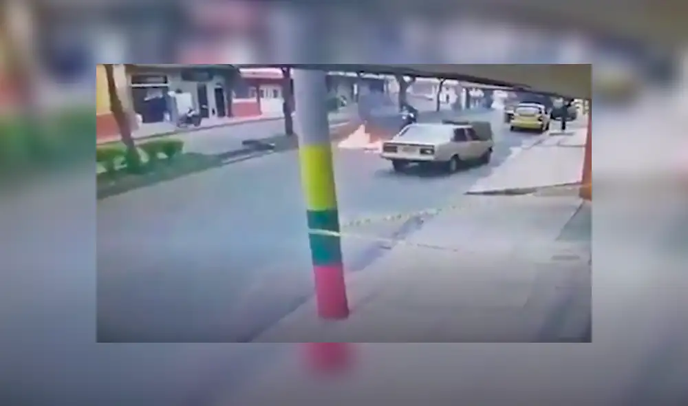 Hombre termina envuelto en llamas cuando intentaba apagar incendio de su auto [VIDEO]