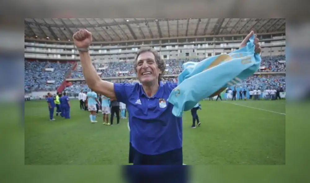 El año pasado, el DT se consagró campeón del fútbol peruano con Sporting Cristal. El año pasado, el DT se consagró campeón del fútbol peruano con Sporting Cristal.