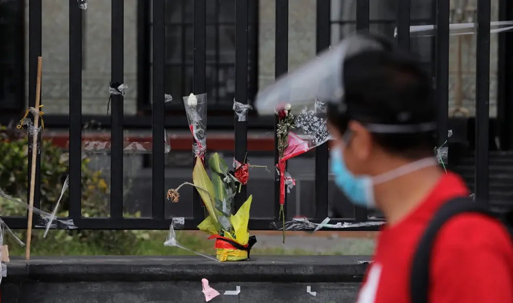 Destruyen altar de Inti y a Bryan, fallecidos por las protestas del 14 de noviembre. Foto: Jorge Cerdán. Destruyen altar de Inti y a Bryan, fallecidos por las protestas del 14 de noviembre. Foto: Jorge Cerdán.