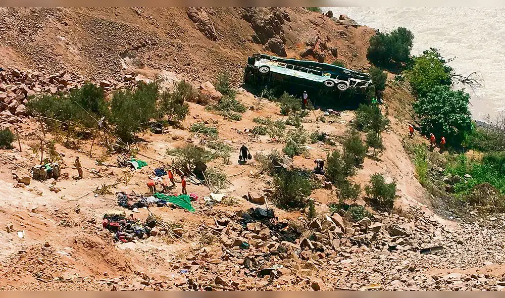 Otro bus interprovincial cae a abismo y deja 44 muertos en Arequipa