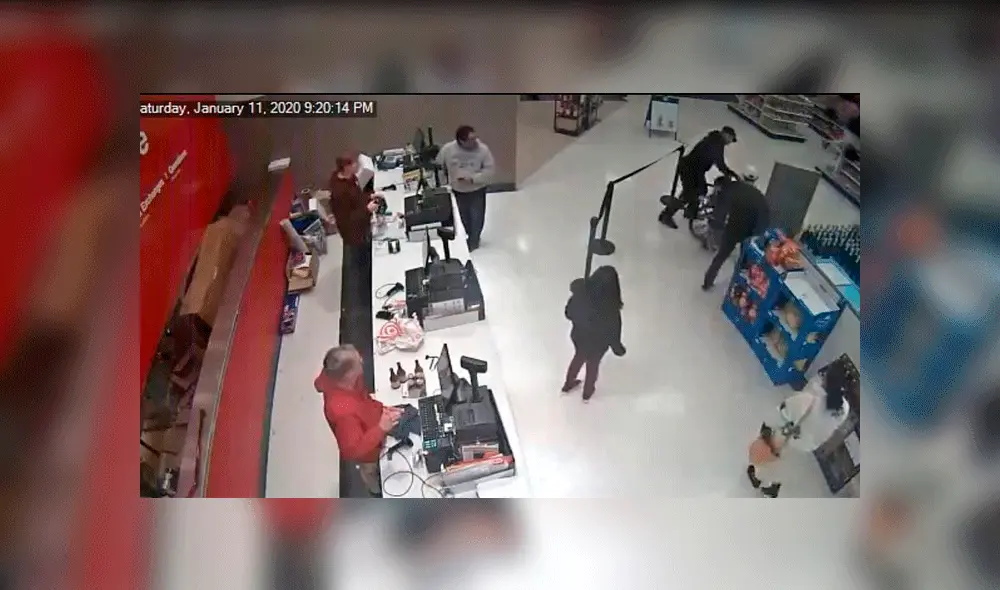 El hombre denuncia que las personas alrededor no hicieron nada. Fuente: captura de pantalla. El hombre denuncia que las personas alrededor no hicieron nada. Fuente: captura de pantalla.