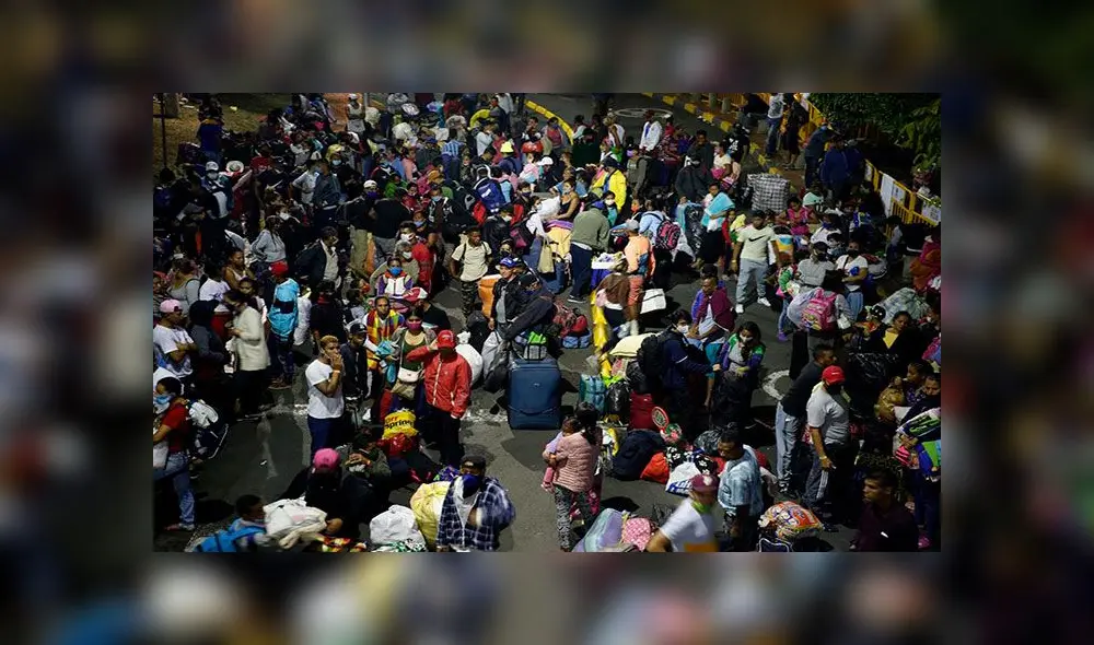 Decenas de migrantes venezolanos el 13 de mayo pasado mientras esperaban en Colombia el transporte que luego los llevó a la frontera con Venezuela. Foto: EFE Decenas de migrantes venezolanos el 13 de mayo pasado mientras esperaban en Colombia el transporte que luego los llevó a la frontera con Venezuela. Foto: EFE