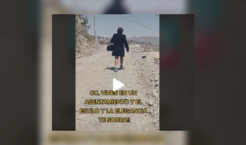 Mujer cuida sus tacones con plásticos para que no se empolven. Foto: La República.